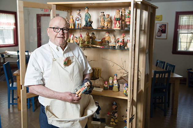 Meet the Stillwater Carver Who’s Carved Everything from Santa to a Minnesota Photographer