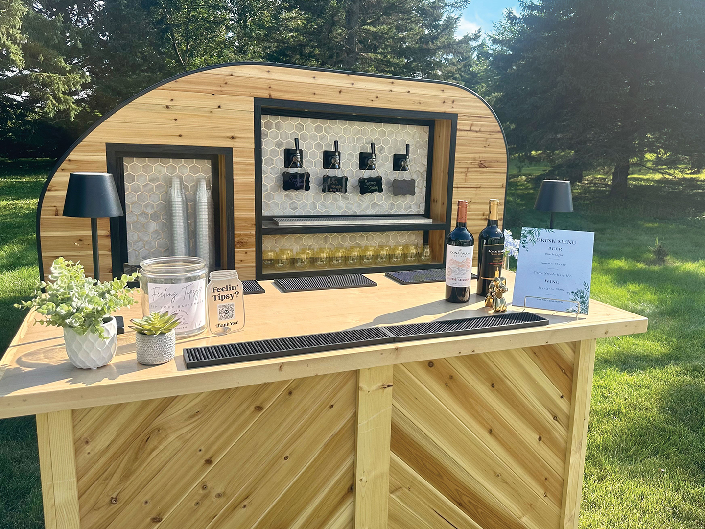 The Tapper Trailer, a mobile bar by Tipsi ’Tini Events, has a modern look and is run off of ice, so it doesn’t require any electrical hookup.